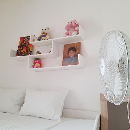 Lovely 3-Bedroom Apartment With Breathtaking View Dugi Rat Esterno foto