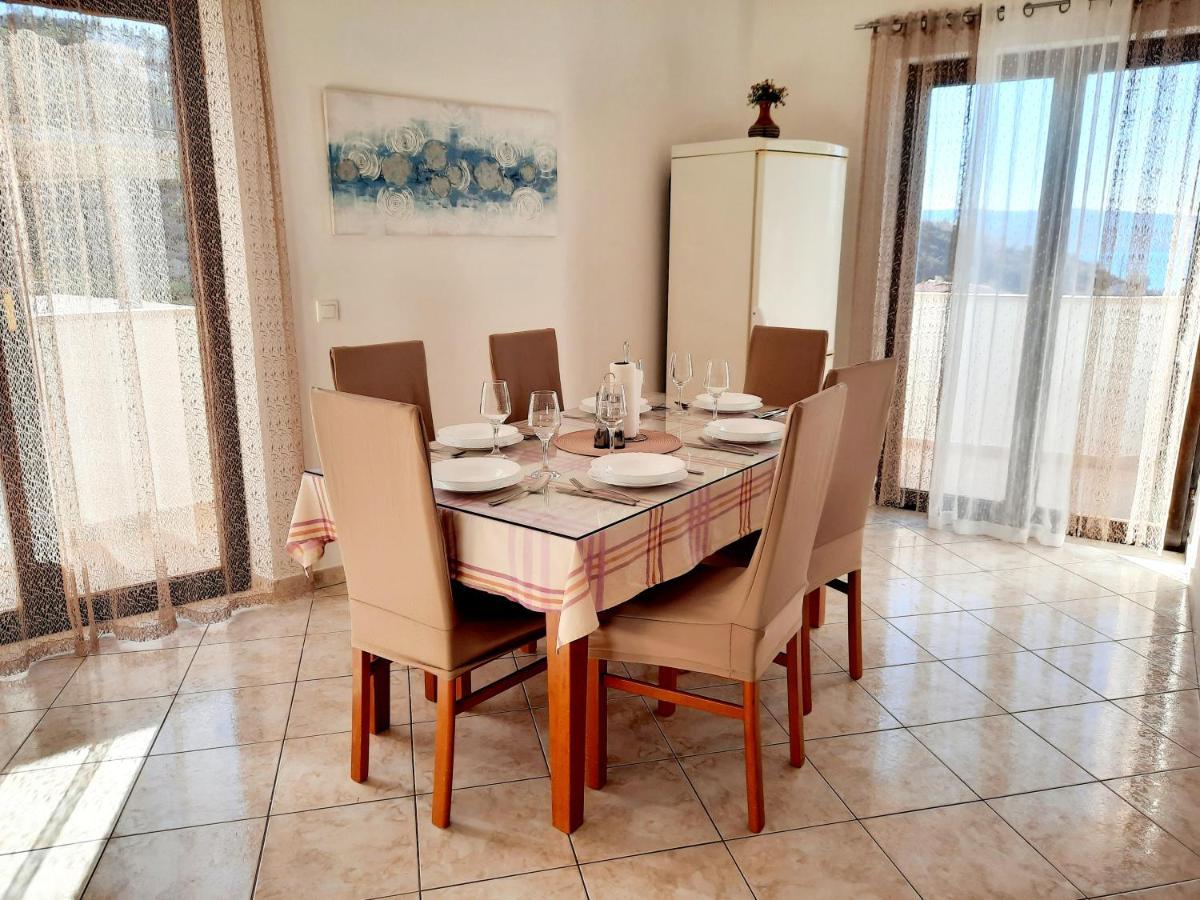 Lovely 3-Bedroom Apartment With Breathtaking View Dugi Rat Esterno foto