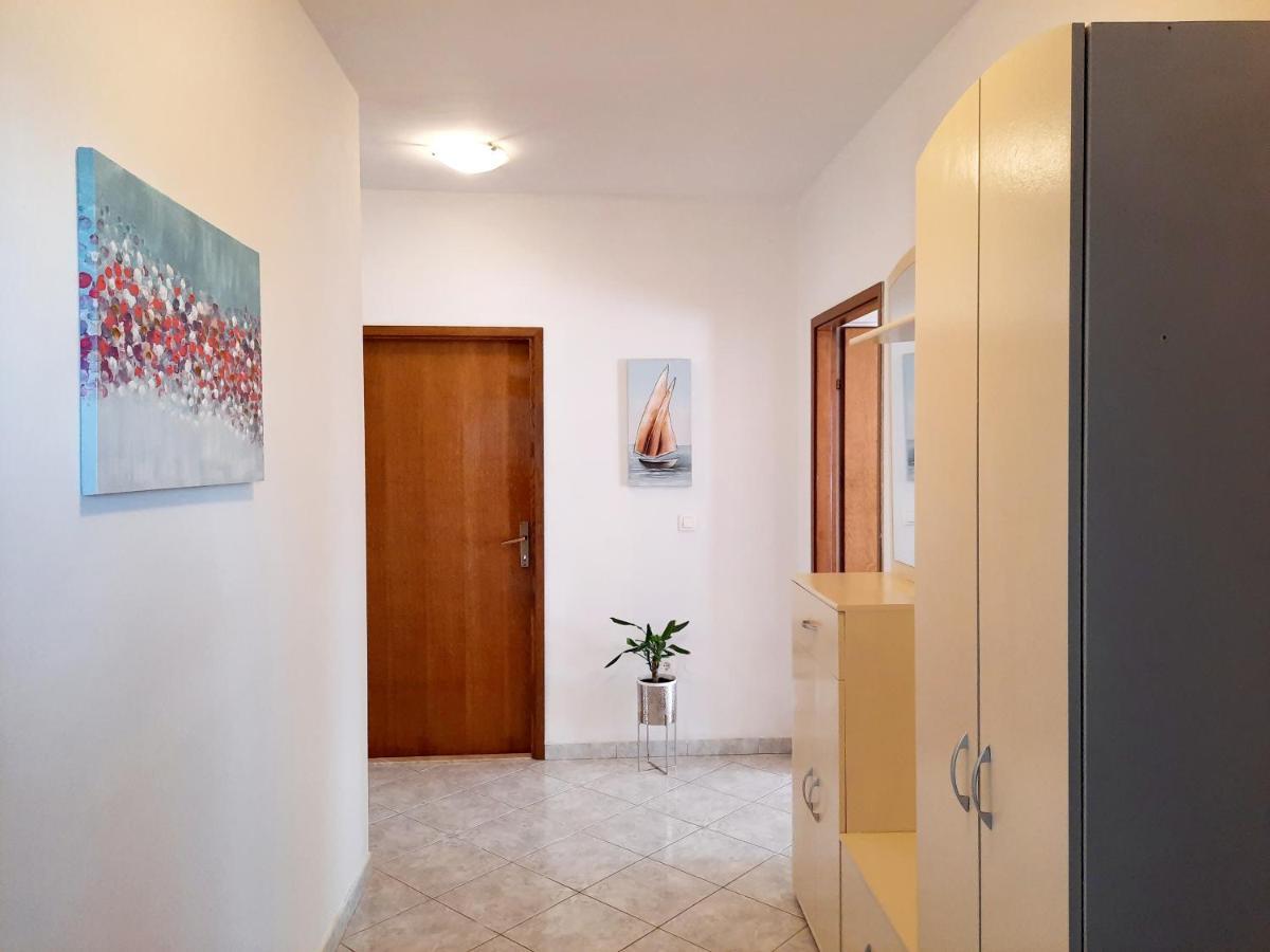 Lovely 3-Bedroom Apartment With Breathtaking View Dugi Rat Esterno foto