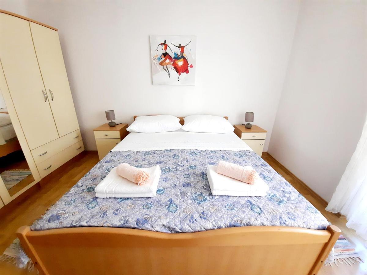 Lovely 3-Bedroom Apartment With Breathtaking View Dugi Rat Esterno foto