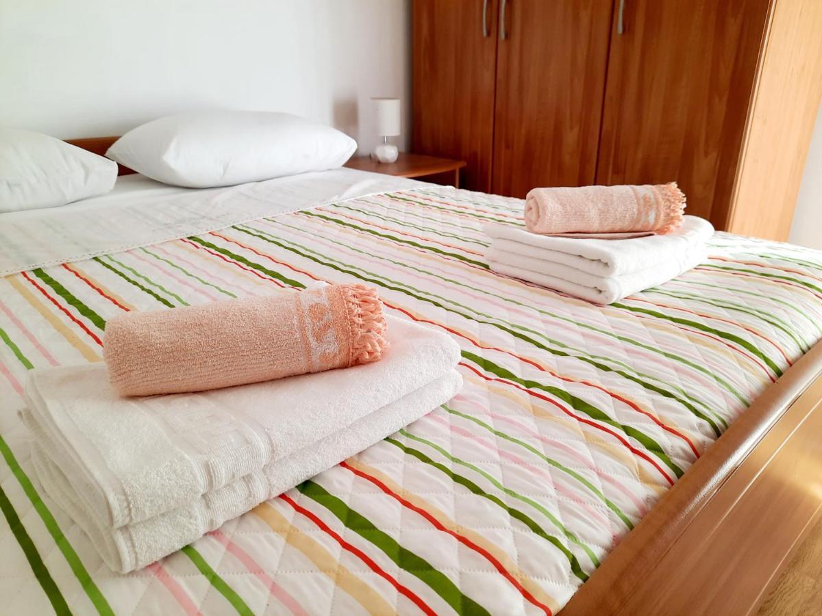 Lovely 3-Bedroom Apartment With Breathtaking View Dugi Rat Esterno foto
