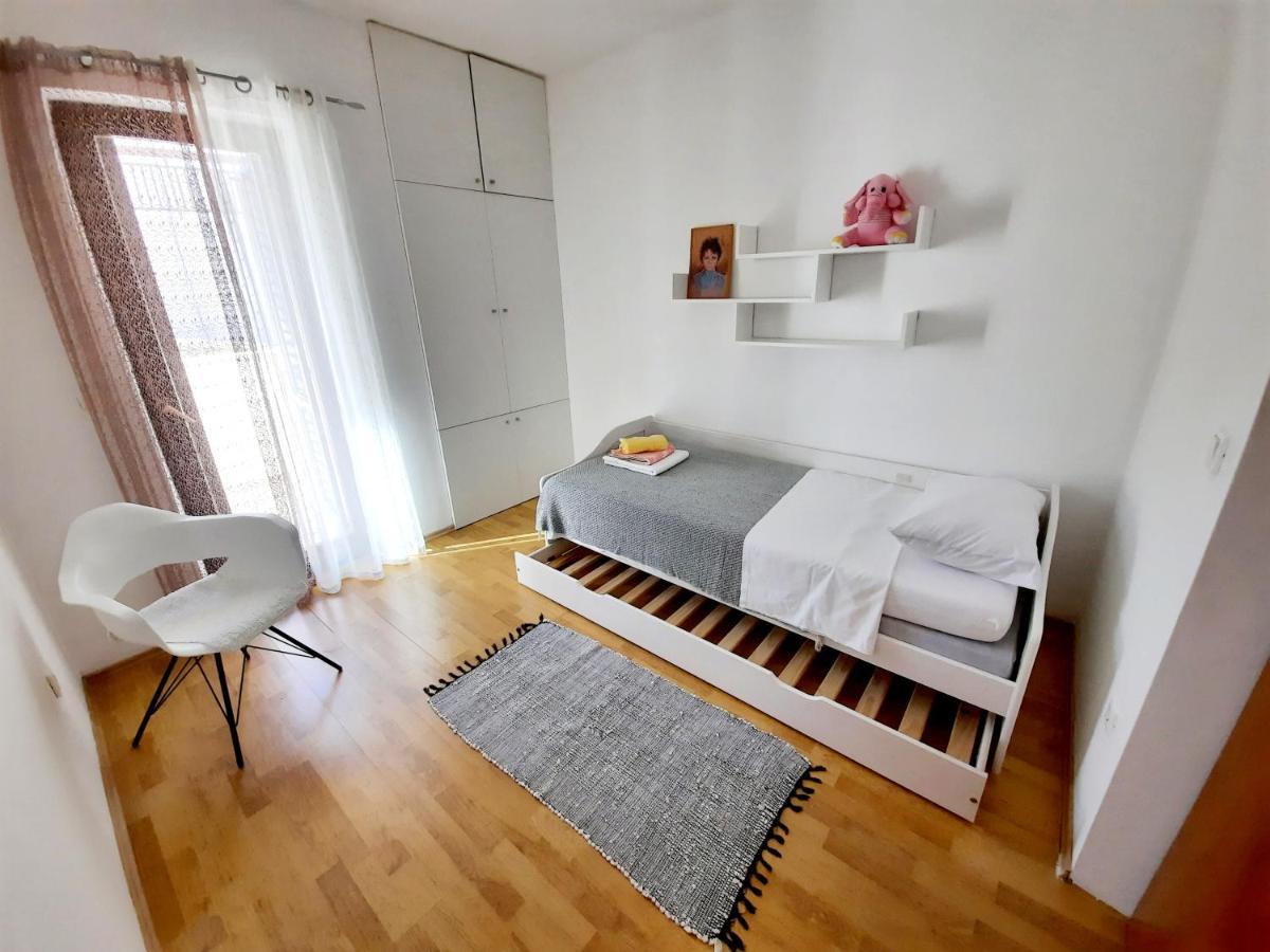 Lovely 3-Bedroom Apartment With Breathtaking View Dugi Rat Esterno foto