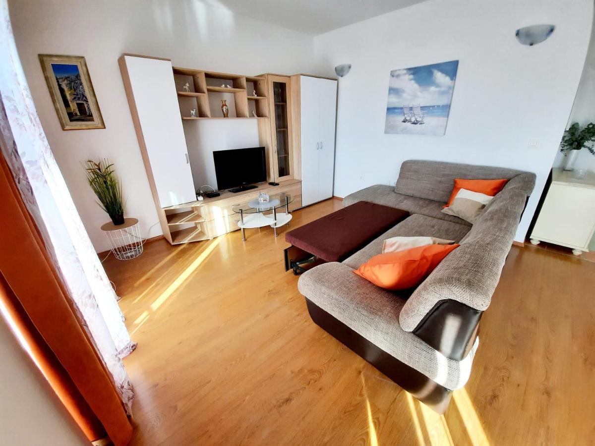 Lovely 3-Bedroom Apartment With Breathtaking View Dugi Rat Esterno foto