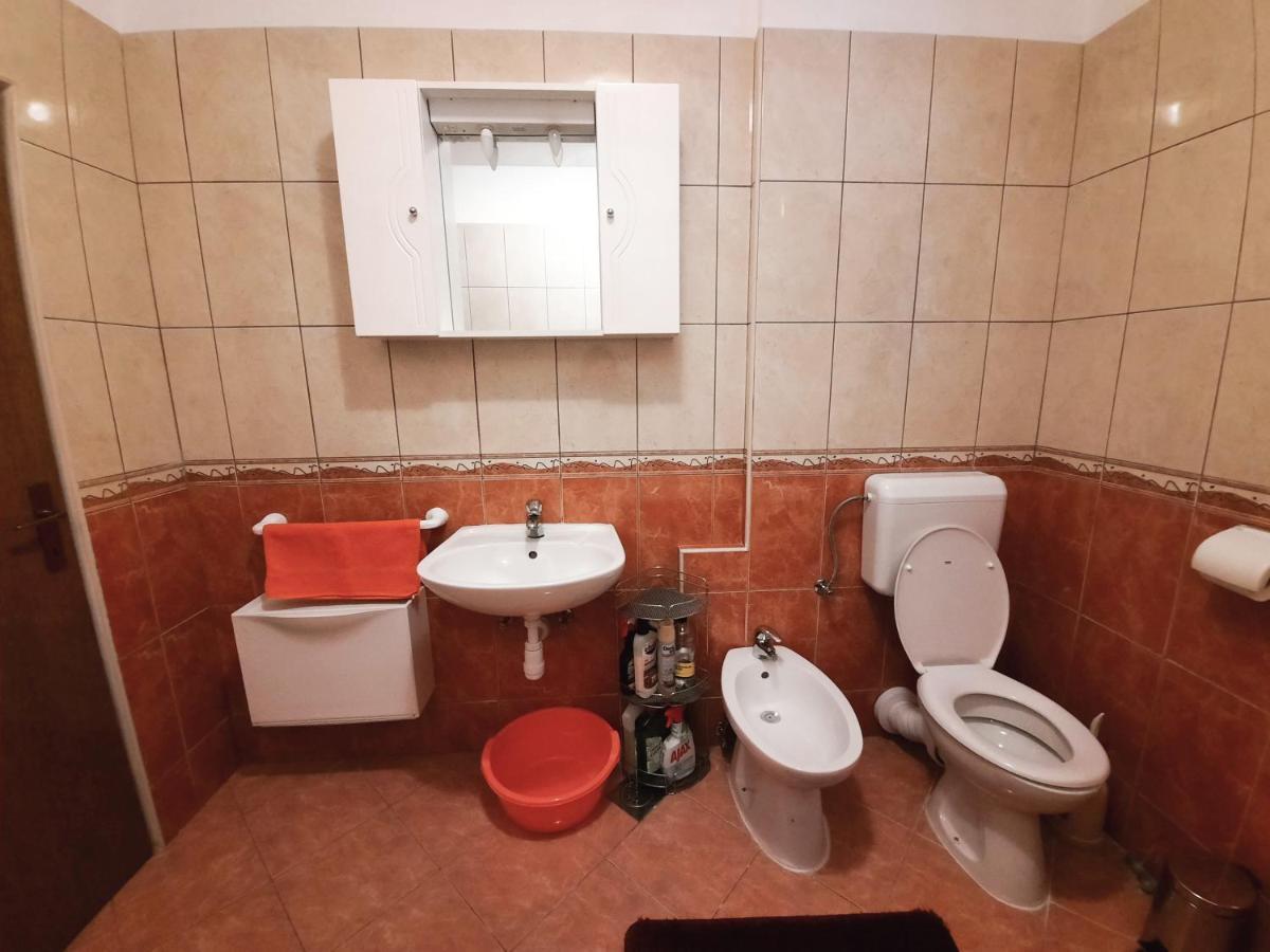 Lovely 3-Bedroom Apartment With Breathtaking View Dugi Rat Esterno foto