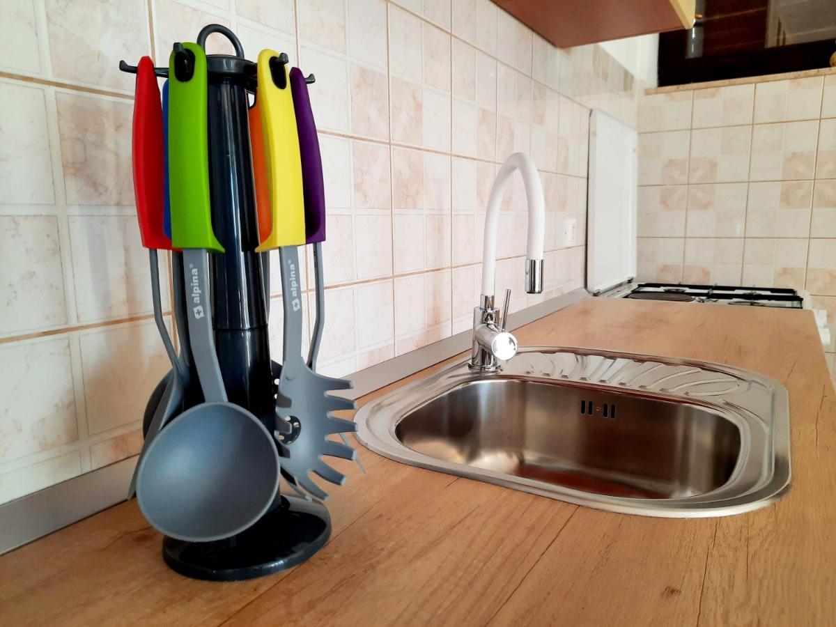 Lovely 3-Bedroom Apartment With Breathtaking View Dugi Rat Esterno foto