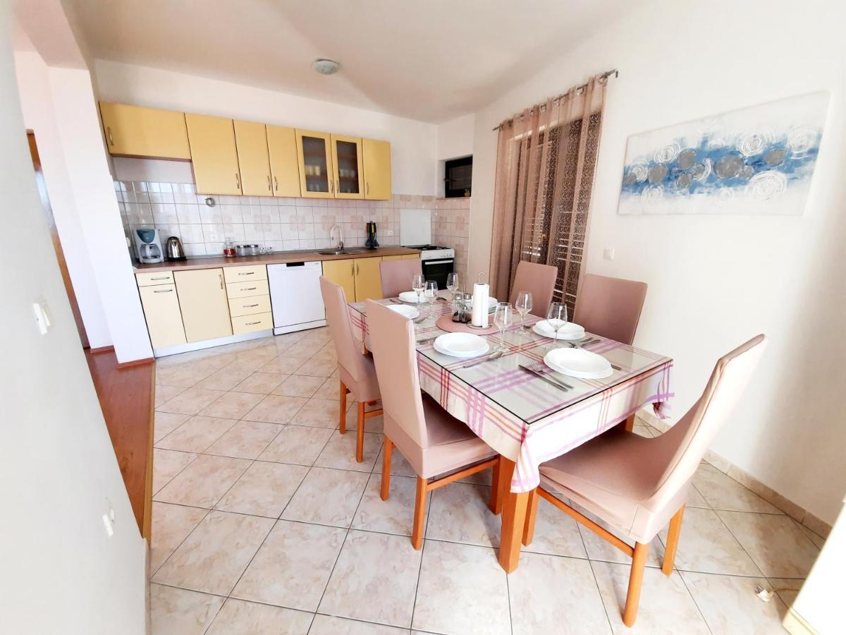 Lovely 3-Bedroom Apartment With Breathtaking View Dugi Rat Esterno foto