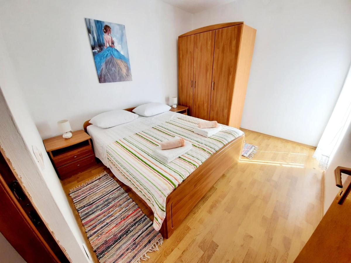 Lovely 3-Bedroom Apartment With Breathtaking View Dugi Rat Esterno foto