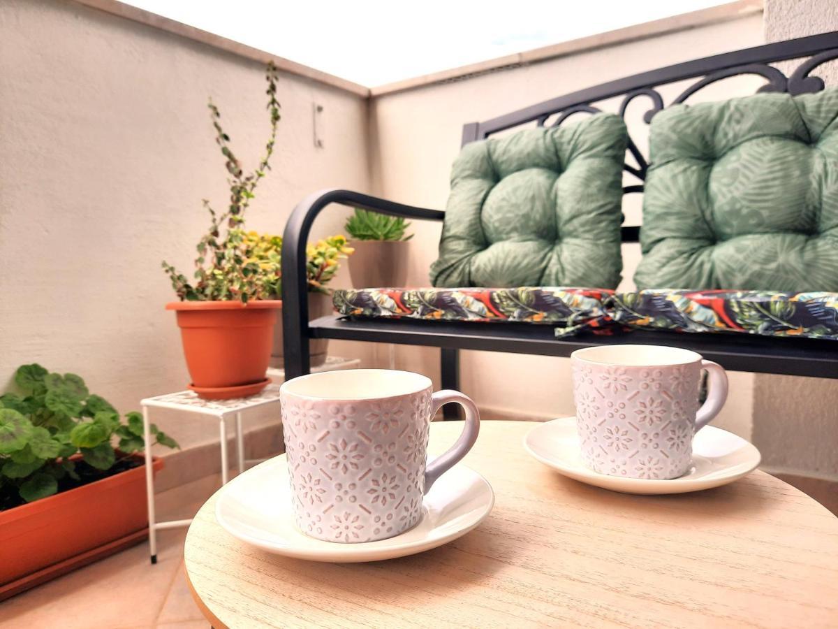 Lovely 3-Bedroom Apartment With Breathtaking View Dugi Rat Esterno foto