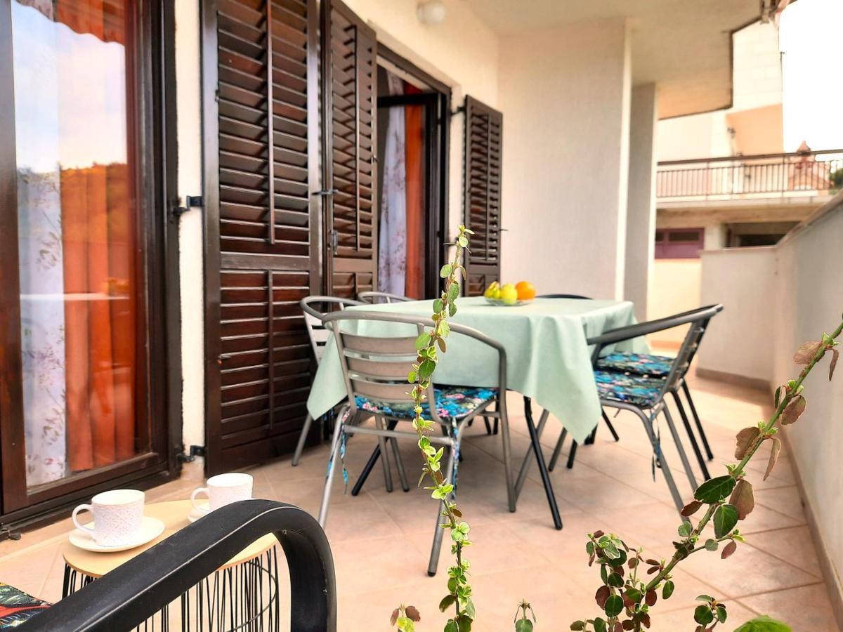 Lovely 3-Bedroom Apartment With Breathtaking View Dugi Rat Esterno foto