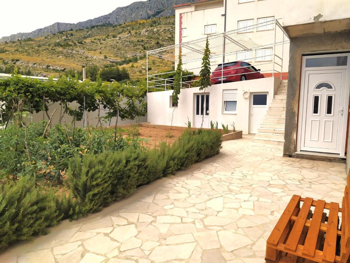 Lovely 3-Bedroom Apartment With Breathtaking View Dugi Rat Esterno foto