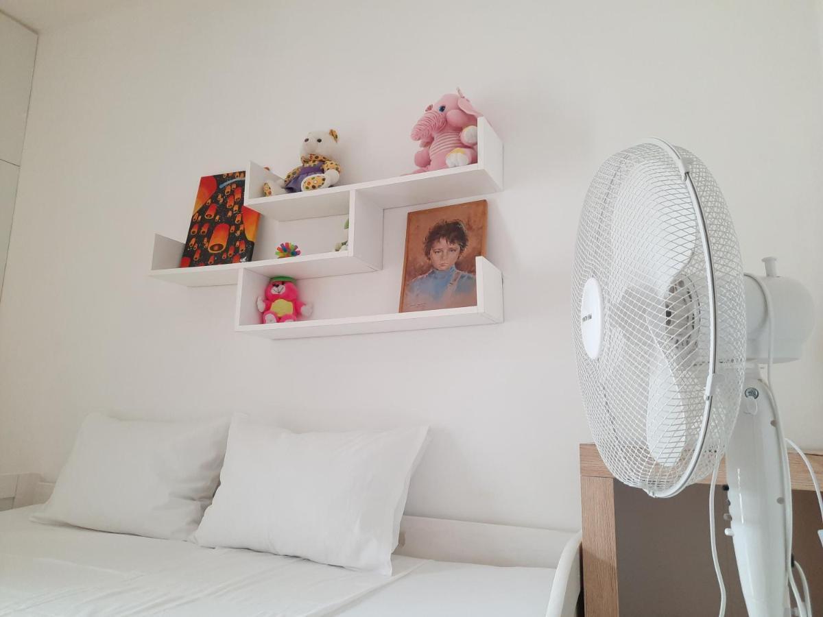 Lovely 3-Bedroom Apartment With Breathtaking View Dugi Rat Esterno foto