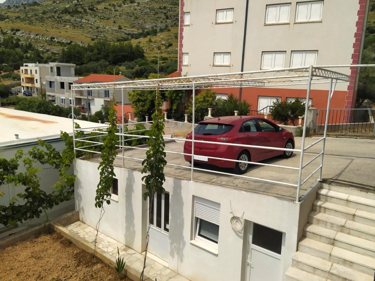 Lovely 3-Bedroom Apartment With Breathtaking View Dugi Rat Esterno foto